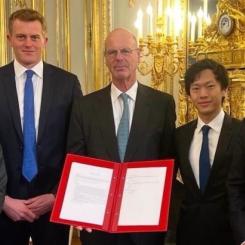 Tillkännagivet vid AI Action Summit i Paris, under ledning av president Emmanuel Macron, undertecknades samförståndsavtalet av Frankrikes minister för ekonomi, finans samt industriell och digital suveränitet, Eric Lombard, Frankrikes minister för industri och energi, Marc Feracci, samt Fluidstacks medgrundare och president, César Maklary. Foto: Fluidstack/César Maklary
