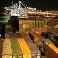 Containers i hamn lastas. Foto: Bernd Dittrich/Unsplash