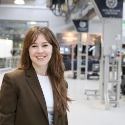 Estela Pérez Luque forskar på hur virtuella människor kan bete sig mer mänskligt. Foto: Högskolan i Skövde