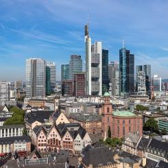 Tyska bank- och börsmetropolen Frankfurts historiska centrum med Frankfurts skyline i bakgrunden. Foto: Wikipedia Common, kredit: Thomas Wolf,