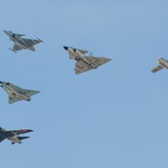 Jas Gripen med sina föregångar. Foto: Frankie Fouganthin/Wikimedia Commons