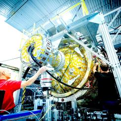 General Fusion designar och bygger LM26, en integrerad demonstration av företagets MTF-teknologi, för att uppnå fusionsförhållanden på över 100 miljoner grader Celsius senast 2025 och göra framsteg mot vetenskaplig energibalansering till 2026. Tidigare uppnådde General Fusion symmetrisk kompression av en fast litiumring – ett nödvändigt steg för att skala upp LM26-kompressionssystemet. Foto: General Fusion