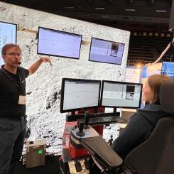 Severi Eerola, produktionschef på Sandvik, demonstrerade fjärrstyrd ytborrning vid Bolidens Kevitsagruva i Finland med hjälp av Sandvikens AutoMine®-system. Det skedde i en monter på Euro Mine Expo i Skellefteå och vid spakarna satt Jonna Anttilla som kunde styra borriggen som befann sig 60 mil bort. Foto: Conventus/Anders Carlsson