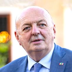 – Förbudet mot nya förbränningsmotorbilar 2035 är absurt och måste revideras, sa Italiens Energi- och miljöminister Pichetto Fratin till Reuters. Foto: Wikipedia Common, kredit: Ministero della Transizione ecologica