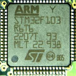 Mikrokontroller av STMicroelectronics. Foto: Gololutoj/Wikimedia Commons