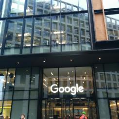Entrén till byggnaden där Google och dess dotterbolag DeepMind finns, på 6 Pancras Square i London. Foto: Wikipedia Commons Lic. Kredit: Gciriani