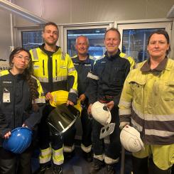 Från vänster: Gigi Nicolson, Altek Europe; Benjamin Brash och Ola Falk, Stena Aluminium; Ulf Sjöström, Swerim och Adele Forrest, Altek Europe. På bilden saknas Rob Morello, projektledare hos Altek Europe. Foto: Svemin