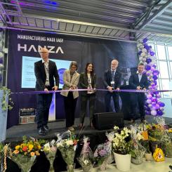 Invigningen av fabriken med försvarsminister Pål Jonson, t.h. Foto: Hanza