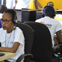 AWS-personal i ett datacenter i Kenya. Foto: Hawiphotography/Wikimedia Commons