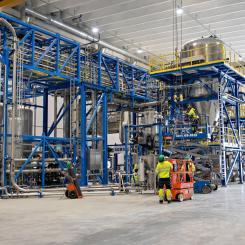 Hycamite håller just nu på att starta en industriell anläggning i Karleby som klyver metan till vätgas och fast kol. Med hjälp av anläggningen kan företaget visa att den egenutvecklade processen fungerar i industriell skala. Där kan man även tillverka provexemplar av kolprodukter till kunder.
Foto: Hycamite