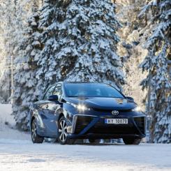 En reklambild av en Toyota Mirai i snön, under fordonets lansering i Norge och Sverige.Foto: Toyota