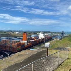 Peru kommer med den nya hamnen kunna ta emot de största containerfartygen i världen. På bilden containerfartyg i Panamakanalen. Foto: Simon Matthis
