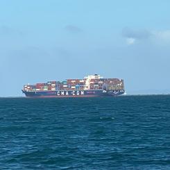 CMA CGM är det tredje största containerrederiet i världen. Containerfartyg utanför Panamas kust. Foto: Simon Matthis