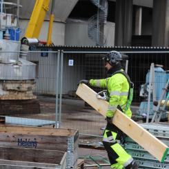 Tom Eriksson, forskningschef på Alleima och Charlotte Platzer Björkman, vicerektor på Uppsala universitet. Foto: Alleima