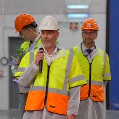 Johan Andersson, kommunstyrelsens ordförande i Eslöv och Lars Gorissen, CEO Nordzucker, klipper bandet vid invigningen på Örtofta sockerfabrik den 21 augusti 2024. Foto: Nordic Sugar