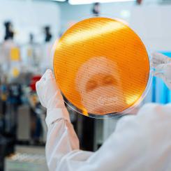 Efter att ha lanserat världens första 300-millimeters galliumnitrid (GaN) power wafer och öppnat världens största 200-millimeters kiselkarbid (SiC) power-fabrik i Kulim, Malaysia, har Infineon Technologies AG nu tagit nästa steg inom halvledartillverkning. Företaget har gjort ett genombrott i hanteringen och bearbetningen av de tunnaste kiselwafers som någonsin tillverkats, med en tjocklek på endast 20 mikrometer och en diameter på 300 millimeter. Dessa ultratunna wafers är bara en fjärdedel så tjocka som ett mänskligt hårstrå och hälften så tjocka som dagens mest avancerade wafers på 40-60 mikrometer. Foto: Infinion Technologies