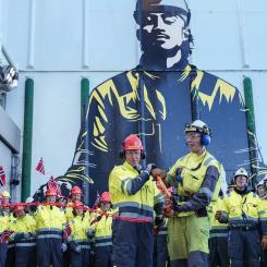 Energiminister Terje Aasland och elektrikern Iver Henninen markerade nyligen den officiella invigningen av Johan Castberg.
Foto: Ole Jørgen Bratland / Equinor