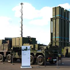 Avtalet innebär en trefaldig ökning av leveranserna av både raketer och luftvärnssystem. Bilden visar IRIS-T SLM lavett baserad på MAN SX45 8×8. Foto: Wikipedia Commons, kredit: Matti Blume.