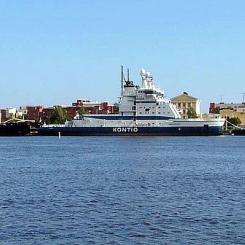 Finska isbrytare upplagda för sommarsäsongen vid Skatudden i Helsingfors. Här ligger flera isbrytare: däribland, Sisu och Urho, Kontio och Otso, Apu och Voima. Foto: Wikipedia Commons Lic. Kredit: Fotograferad av Jonik från den närbelägna ön Tervasaari.