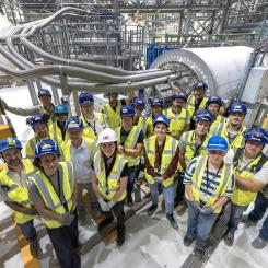 ingenjörskonsten gör framsteg vid ITER. Vakuum- och kryogenikspecialisterna i kryopumpteamet lyckades nyligen kyla ned den förserietillverkade kryopumpen (en prototyp som även kan användas i själva reaktorn) till cirka 5 kelvin och startade pumpningsprocessen med injicerade gaser. Minst fyra av de åtta produktionskryopumparna kommer att testas på samma provbänk under de kommande åren. Foto: ITER