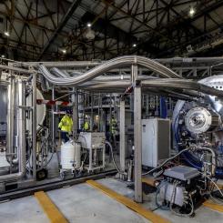 Byggnationen av ITER:s fusionsanläggning i södra Frankrike framskrider. Bilden visar en testanläggning för kryopumpar som skapades förra året inom ITER:s kryoanläggning. Installationen har en stor cylindrisk vakuumkammare (till höger) som utgör dess kärna, där kryopumpen kommer att placeras och anslutas till kryoanläggningens distributionsenhet för vätskor. Foto: ITER