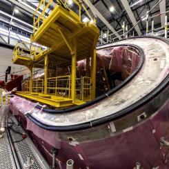ITER tar steg mot fusion: metallfyllning och precisionsarbete. Teamet fyller ut fördjupningar. Depressioner längs fasta fogar fylls nu med metall för att återställa den perfekta geometrin. För att säkerställa effektivitet och precision kan upp till tre fräsmaskiner arbeta samtidigt på en sektorfas. Foto: ITER