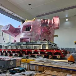 Sektor #8 anländer på sin transportram till städanläggningen – en förkammare till samlingssalen. När den lämnar igen kommer dess andra sida att exponeras. Foto: ITER
