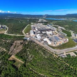 ITER-anläggningen ligger i det sydfranska området Cadarache och upptar ett område på 180 hektar – fyra gånger större än Vatikanstaten, men något mindre än furstendömet Monaco. Marken uppläts av Frankrike till ITER-organisationen år 2010 och kommer att återlämnas efter att det vetenskapliga programmet är avslutat. Foto: ITER