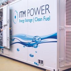 En anställd vid ITM Powers elektrolysörfabrik i Sheffield, England. Foto: ITM Power