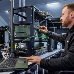 MilDef mjukvara OneCIS möjliggör snabb utrullning av taktiska IT-tjänster, till exempelvis mobila ledningssystem, taktiska enheter och snabbinsatsstyrkor. Foto: Jann Lipca/MilDef