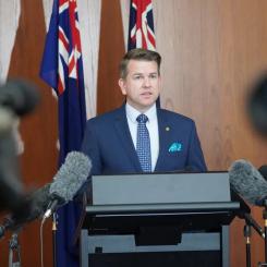 Bleijie underströk i parlamentet att regeringen ser långsiktigt på energipolitiken:
– Diplomati är alltid långsiktig. Jag skulle inte lägga alltför stor vikt vid att det nu råder lågkonjunktur i Australien vad gäller handelspolitiken, utan snarare fokusera på långsiktigheten, att vi har en sådan här stödpelare för företagen nu och i framtiden, sade han enligt Recharge. Foto: Jarrod Bleijies officiella hemsida.