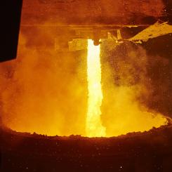 Tappning av råstål från ljusbågsugn ned i skänk, 100 ton flytande stål vid 1680°C. Foto: Pia och Hans Nordlander, Jernkontorets bildbank
