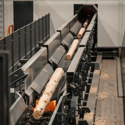 Genom förvärvet förväntas Stora Ensos årliga träanskaffning i Finland öka med omkring 1,7 miljoner kubikmeter och sågkapaciteten med cirka 700 000 kubikmeter. Detta stärker företagets leveranser till fabriken i Uleåborg och bidrar till den långsiktiga utvecklingen av kartongproduktion.  Foto: Junnikkala Oy