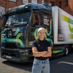 – Vi för samman två starka partners för att bygga ett ännu starkare företag och tillsammans lyckas med att ställa om transportsektorn i en mer hållbar riktning – sa Daimler Trucks koncernchef Karin Rådström. Foto: Daimler Trucks