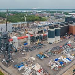 Kelibers fabrik. Litiumfyndigheterna i Karleby, Mellersta Österbotten, hör till de mest betydande i Europa. Keliber har inom ett område på över 500 kvadratkilometer flera väl undersökta förekomster. Området har också utmärkta möjligheter att utöka malmtillgångarna samt att hitta nya fyndigheter. Foto: Keliber