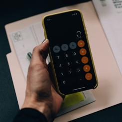 Den framträdande bilden är att företagen i Sverige missgynnas genom att betala allra högst arbetsgivaravgift inom EU i praktiken. Foto: kelly sikkema/unsplash