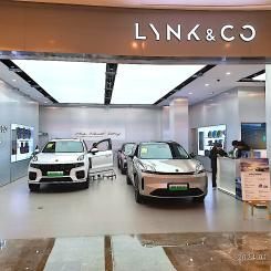 Ett Lynk & Co- showroom i ett köpcentrum i kinesiska Shenzhen, som säljer fordon direkt till kunder. Foto: Wikipedia Common, kredit: KAGYAMIUW Hangmaou