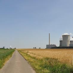 Översiktsvy över kraftverket Neurath, block F–G (till vänster) och block A–E (till höger), vy bakifrån från nordväst. Kraftverket Neurath ligger i södra delen av Grevenbroich och gränsar till kommunen Rommerskirchen och staden Bedburg i Tyskland. Driftansvarig är RWE i Grevenbroich-Neurath (Rhein-Kreis Neuss). Fram till den 31 mars 2024 var det, sett till installerad elektrisk bruttokapacitet på 4 300 megawatt, det största kraftverket i Tyskland och det näst största brunkolkraftverket i Europa efter Bełchatów i Polen. Nu är det, efter Boxberg och Niederaußem, det tredje kraftverket i Tyskland med högst kapacitet. Foto: Wikipedia Common Lic. Kredit: TelepermM