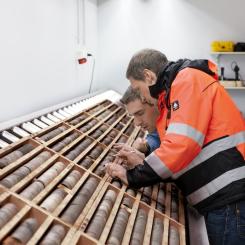 Granskning av kritiska mineralfynd. Foto: AA Sakatti Mining Oy