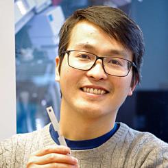 Song Lu, en av forskarna bakom studien, håller i en metallegering som forskarna tagit fram. Foto: KTH