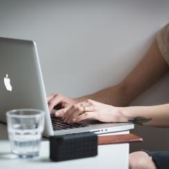 Symbolbild. Apple, Laptop. Foto: Creative Commons Lic. pixabay. Kredit: StockSnap