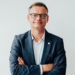 Enligt Alexander Stier, chef för försäljning och logistik, varnar även för att fler företag kan drabbas och att detta kan leda till överkapacitet på upp till 27 miljoner ton stål per år, vilket tvingar aktörer att söka nya marknader. Källa: Stahlwerk Thüringen