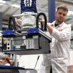 Enligt en rapport från Mercator Institute for China Studies (MERICS) från juni 2023 gick hela 44 % av Kinas direktinvesteringar i Europa till Ungern. Bilden visar en arbetare i en av kinesiska Lenovos ungerska fabriker. Foto: Lenovo