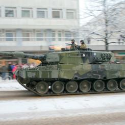 Leopard 2A4 från Finlands försvarsmakt kör på Alexandergatan i Helsingfors. Finland köpte 124 stridsvagnar av modellen Leopard 2A4 från Tyskland. Foto: Wikipedia Common, Kredit: Ojp, CC-BY-SA-2.5