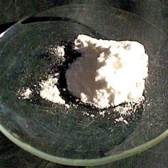 Ett prov av litiumkarbonat. Foto: Wikipedia Commons Lic. Bild tagen av användaren Walkerma.