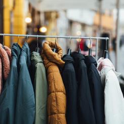 Flera företag inom modebranschen börjar nu använda omvänd logistik. Foto: Markus Spiske/Unsplash
