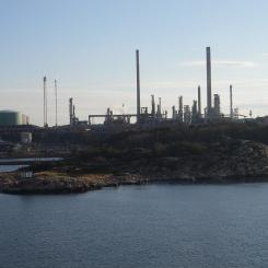 Preemraff i Lysekil. Investeringen gör det möjligt för Preem att bli en storproducent av förnybart flygbränsle. Foto: Marcus Roos/Wikimedia Commons