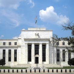 USA:s centralbank (vanligen känt som Eccles Building eller Federal Reserve Building) beläget vid 20th Street och Constitution Avenue NW i Foggy Bottom-området i Washington, D.C. Byggnaden designades av arkitekten Paul Philippe Cret år 1935 och dess konstruktion i Art Deco-stil färdigställdes 1937. Foto: Wikipedia Common Lic, Kredit: AgnosticPreachersKid