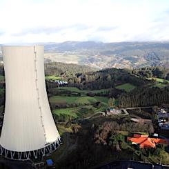 Det planerade vätgasprojektet i Meirama skulle byggas på platsen för ett nedlagt kolkraftverk i nordvästra Spanien. Nu har projektet stoppats och kyltornet i bilden har nedmonterats. Foto: Naturgy