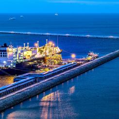 Ett fartyg med flytande naturgas från USA vid Świnoujście LNG-terminal i Polen. Foto: Wikipedia Common. Kredit: Maciej Margas - PGNiG arkiv